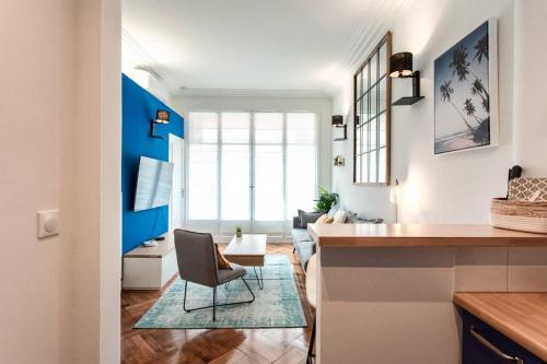 Il comprend une cuisine et un salon avec un bureau et une chaise. dans l'établissement L24 Meyerbeer Promenade 1min SEA & Negresco AC/Balcony, à Nice