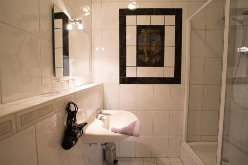 Ett badrum på Spiranova Restaurant und Hotel