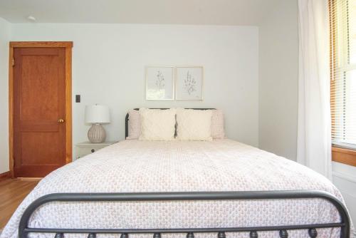 1 dormitorio blanco con 1 cama grande en una habitación en Pine Grove Cottage, en Chambersburg