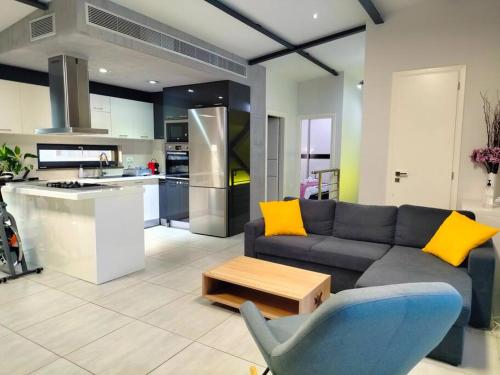 Yianna's Modern Central Home in Chania
