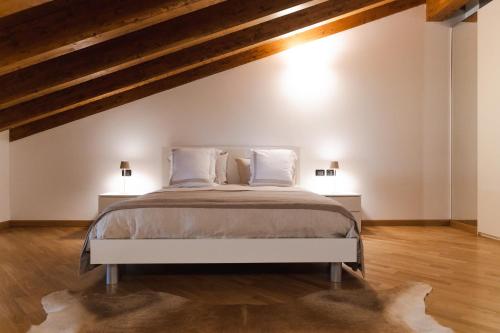 um quarto com uma cama grande num sótão em Casa Celeste em Clusone