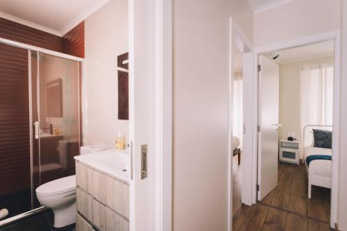 ein Badezimmer mit einer weißen Toilette und einem Waschbecken in der Unterkunft Best Houses 79 - PénAreia in Peniche