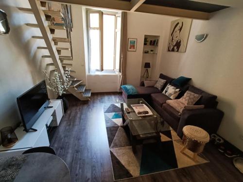 een woonkamer met een bank en een tafel bij Duplex cathédrale in Cannes