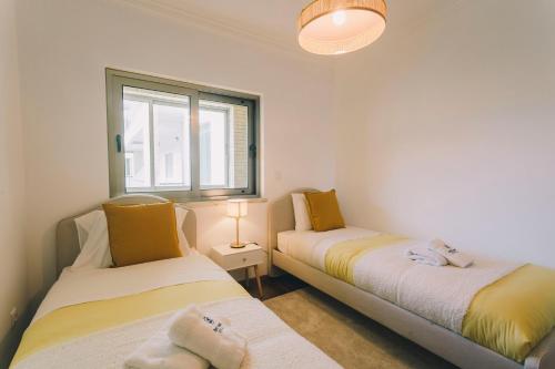 2 łóżka w małym pokoju z oknem w obiekcie Best Houses 74 - SurfSide Lodge w mieście Peniche