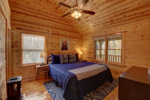ein Schlafzimmer mit einem Bett in einem Blockhaus in der Unterkunft Goldyloks' Cottage is "Just Right!" for you! Near Murphy, NC and Blairsville, GA in Murphy