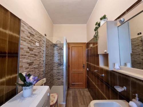 ein Bad mit einem Waschbecken und einem Spiegel in der Unterkunft Da Carla in Santa Maria degli Angeli