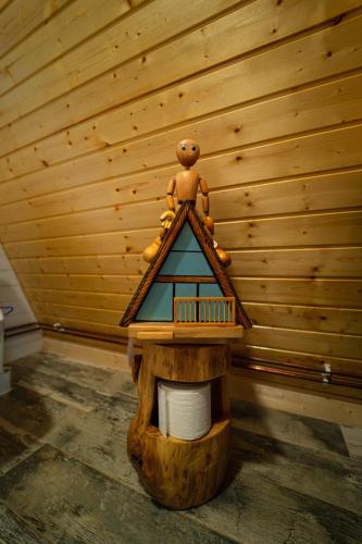 a wooden bird house in a room with a wall at Pensiunea Agroturistica Cerna, Vaideeni - Polovragi in Vaideeni