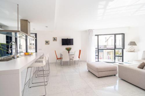 Cannes Rue d'Antibes Premium 2 BDR 2 baths Exclusive Olam Properties