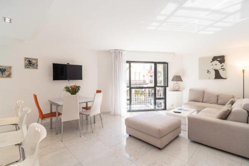 un salon blanc avec un canapé et une table dans l'établissement Cannes Rue d'Antibes Premium 2 BDR 2 baths Exclusive Olam Properties, à Cannes