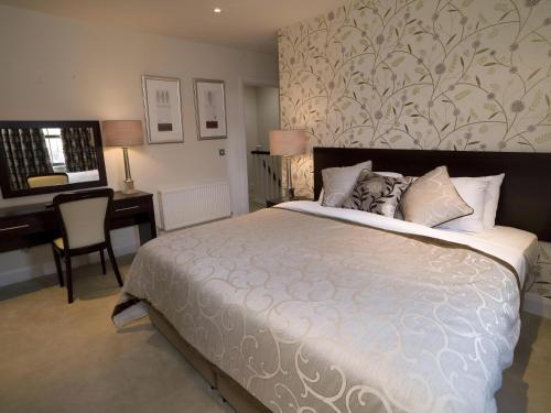Llit o llits en una habitació de Kenmare Bay Hotel Lodges