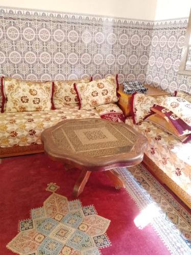 een woonkamer met een bank en een tafel bij تاغزيفت in Tafraoute