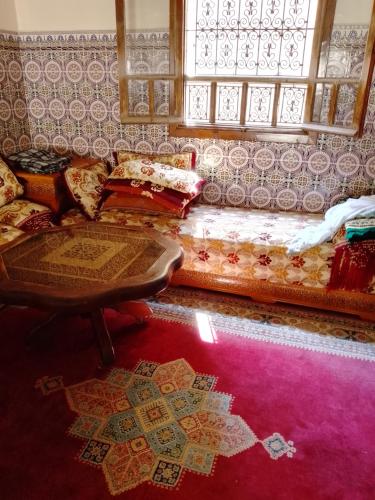 uma sala de estar com um sofá e uma janela em تاغزيفت em Tafraout