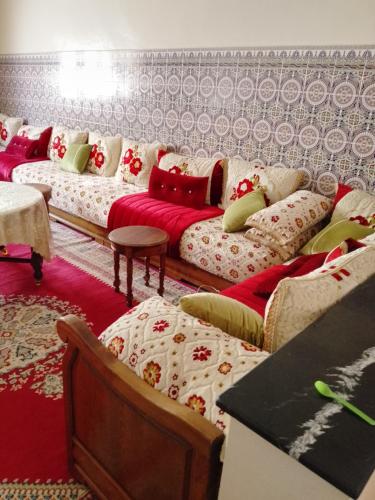 uma sala de estar com dois sofás e uma mesa em تاغزيفت em Tafraout