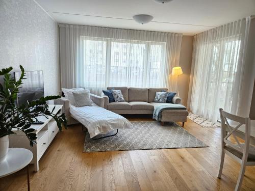 een woonkamer met een bank en een tafel bij Tallinn City Center, brand new apartment + free parking in Tallinn