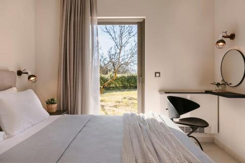 Postel nebo postele na pokoji v ubytování Rosairbe Villa Kefalonia