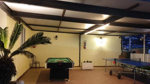 una stanza con tavolo da biliardo e da ping pong di Hotel Mareluna Ischia a Ischia
