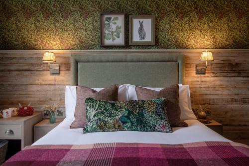 バーンソールにあるThe Red Lion & Manor Houseの枕が置かれたベッドのある寝室