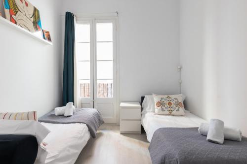 バルセロナにあるオンディーナ スイーツ サグラダ ファミリアのベッドルーム1室(ベッド2台、窓付)