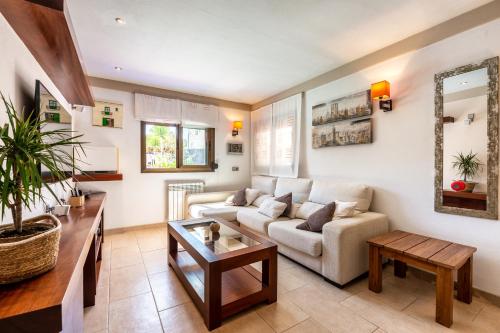 ein Wohnzimmer mit einem Sofa und einem Tisch in der Unterkunft Villa Cas Pla 33 in Sant Joan de Labritja