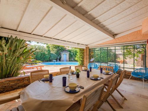 サント・マキシムにあるHoliday Home Villa Cyrnos by Interhomeのダイニングルーム(テーブル、プール付)