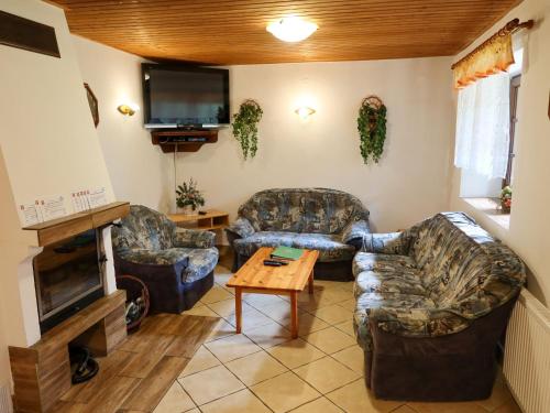 ein Wohnzimmer mit zwei Sofas und einem Fernseher in der Unterkunft Holiday Home Chata Labaika by Interhome in Harrachov