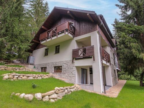 Das Gebäude in dem sich das Ferienhaus befindet