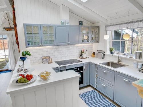 Kuchyň nebo kuchyňský kout v ubytování Holiday Home Fido - 300m from the sea in NE Jutland by Interhome