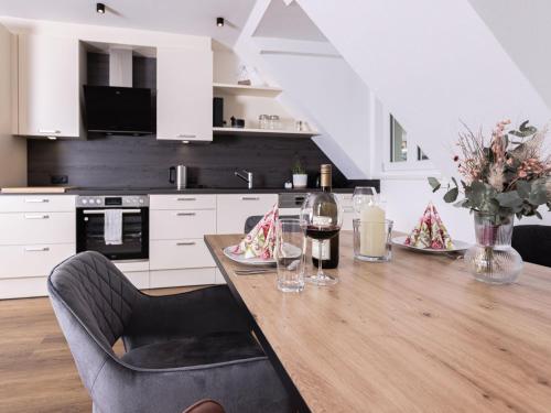 cocina con mesa de madera y 2 copas de vino en Apartment Katharina by Interhome, en Fügen