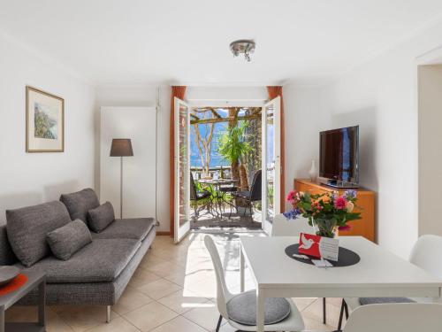sala de estar con sofá y mesa en Apartment Vista Isole di Brissago by Interhome, en Ronco sopra Ascona