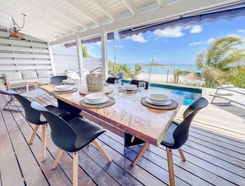 comedor con mesa y sillas en la terraza en Little Paradise 2, private pool, awesome sea view, en Cul de Sac