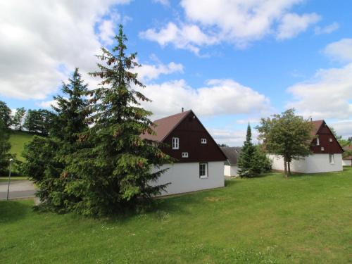 una casa con un árbol en el patio en Holiday Home Holiday Hill by Interhome, en Černý Důl