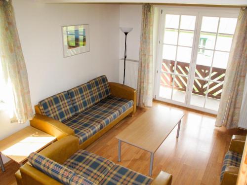 uma sala de estar com um sofá e uma mesa em Holiday Home Holiday Hill by Interhome em Cerný Dul