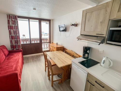 - une petite cuisine avec une table et un canapé dans l'établissement Studio lumineux 4 pers · Balcon · Proche remontées · Ski aux pieds · Animaux acceptés - FR-1-502-309, à Tignes