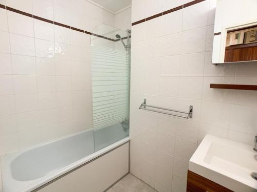 une salle de bain blanche avec une baignoire et un lavabo dans l'établissement Appartement 2 pièces, 6 pers, balcon, proche pistes et commerces - Val Claret, Tignes - FR-1-502-346, à Tignes