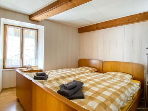 een slaapkamer met een bed met twee handdoeken erop bij Apartment Casa della Posta-1 by Interhome in Rossa