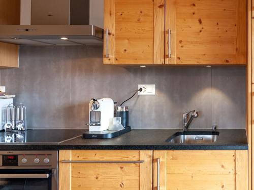 een keuken met een spoelbak en een aanrechtblad bij Apartment Ferme de Sandra E0 by Interhome in Nendaz