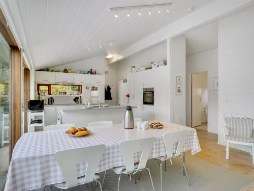 cocina y comedor con mesa y sillas en Holiday Home Aino - 1km from the sea in Sealand by Interhome en Liseleje