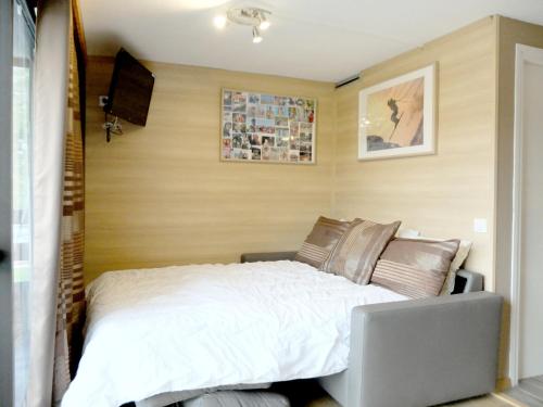 une chambre avec un lit et une télévision dans l'établissement Studio Confortable et Moderne avec Balcon - Pied des Pistes et Proche Commerces - FR-1-502-460, à Tignes