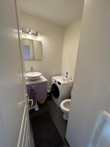 une salle de bain avec toilettes et lavabo dans l'établissement La Résidence du Golf de Deauville, à Deauville