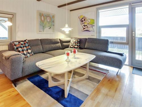sala de estar con sofá y mesa en Holiday Home Igilfar - 700m from the sea in Western Jutland by Interhome, en Vejers Strand