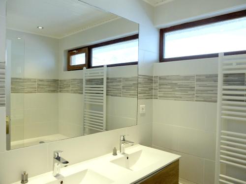 a bathroom with two sinks and a mirror at Appartement Tignes, 3 pièces, 6 personnes - FR-1-502-484 in Tignes