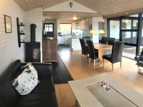 sala de estar con sofá negro y mesa en Holiday Home Wilmer in SE Jutland by Interhome en Silkeborg