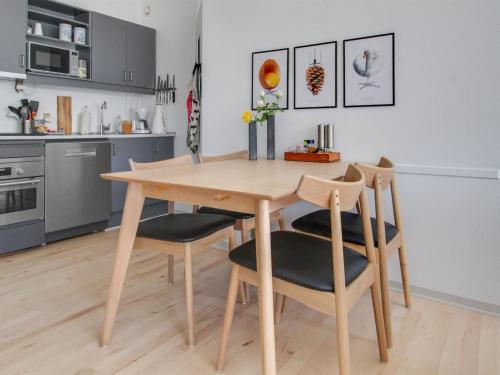 - une cuisine avec une table et des chaises en bois dans l'établissement Apartment Jaakko - 100m from the sea in Western Jutland by Interhome, à Fanø