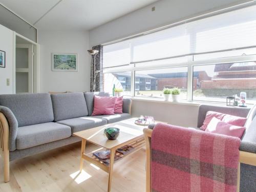 een woonkamer met een bank en een tafel bij Apartment Jaakko - 100m from the sea in Western Jutland by Interhome in Fanø