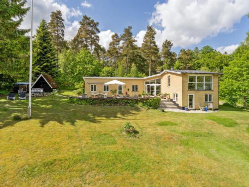ein Haus mitten im Garten in der Unterkunft Holiday Home Aswin in SE Jutland by Interhome in Silkeborg