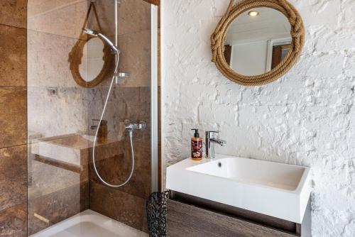 een badkamer met een wastafel en een douche bij Modernes Landapartment in Seevetal