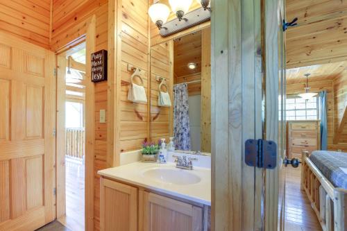 セバービルにあるSecluded Smoky Mountain Cabin with Theater and Hot Tubのログキャビン内のバスルーム(シンク付)