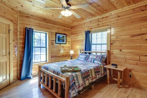 セバービルにあるSecluded Smoky Mountain Cabin with Theater and Hot Tubの丸太小屋のベッドのある寝室