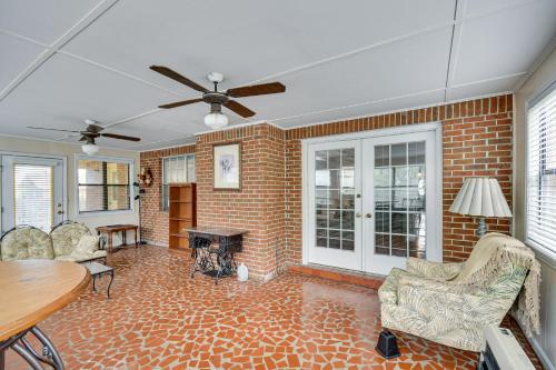 Posezení v ubytování Spacious Downtown Montgomery Home with Yard, Patio!