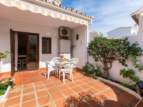 un patio con mesa y sillas. en Apartment Alba by Interhome, en Nerja